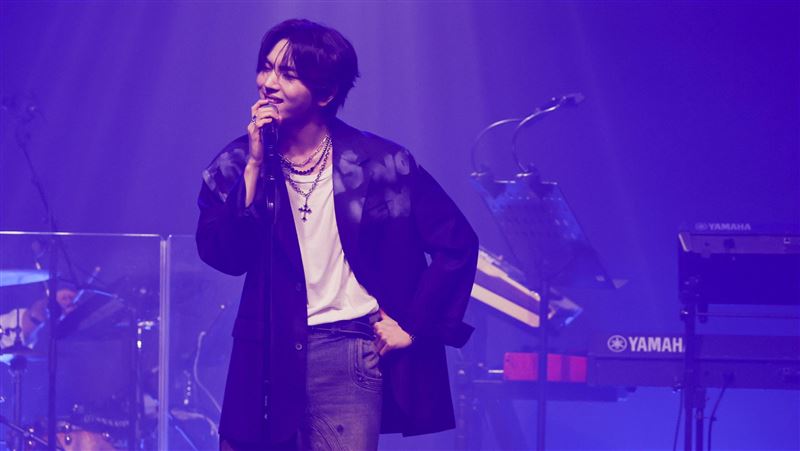 韓星KINO台上爆哭跺腳!粉絲喊:對不起啦