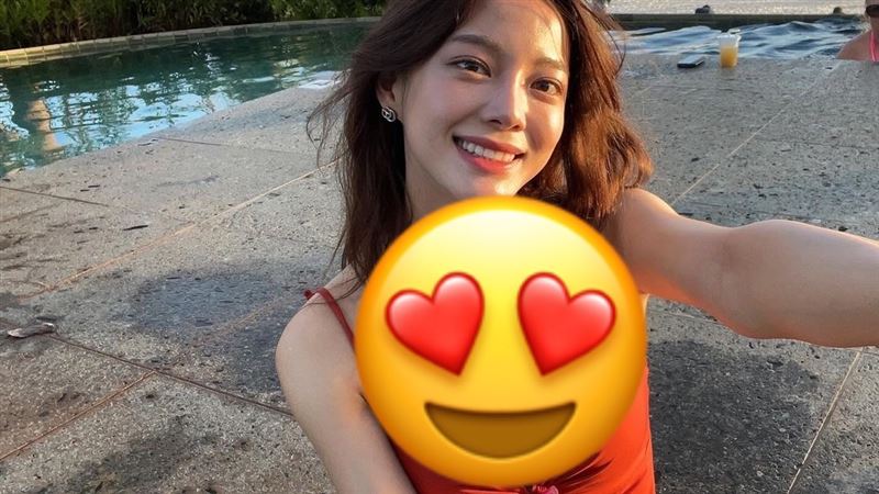 金世正罕見大解放 辣穿紅色比基尼曬深溝