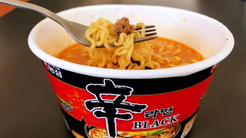 實測辛拉麵…韓YTR曝這國勝:料多又便宜
