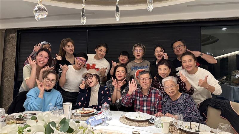 楊繡惠爸慶88歲大壽 合照驚見2大咖藝人