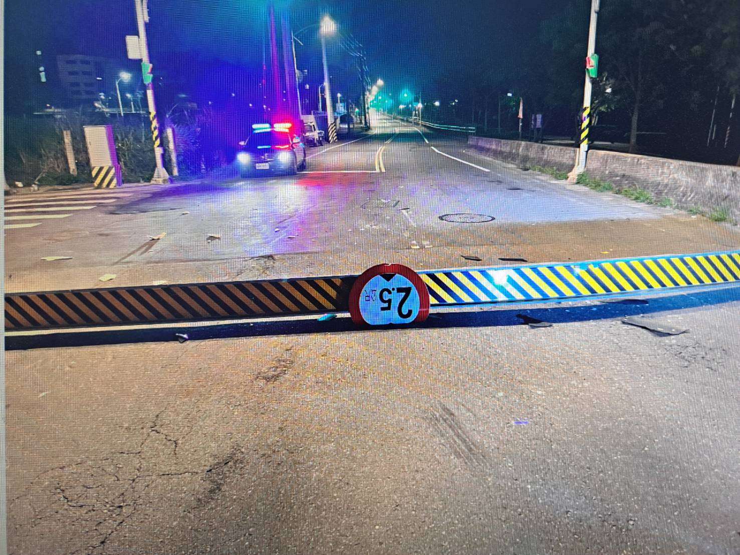 傻眼!遭大貨車狠撞 限高門架橫躺路中 499344243308363828 0