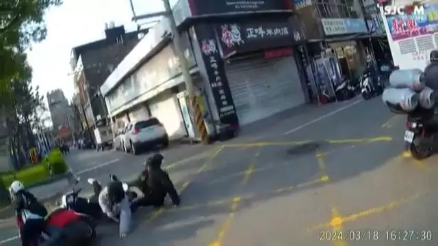 【有片】16歲少年無照騎車載友 與女騎士碰撞畫面曝 4d54AzF