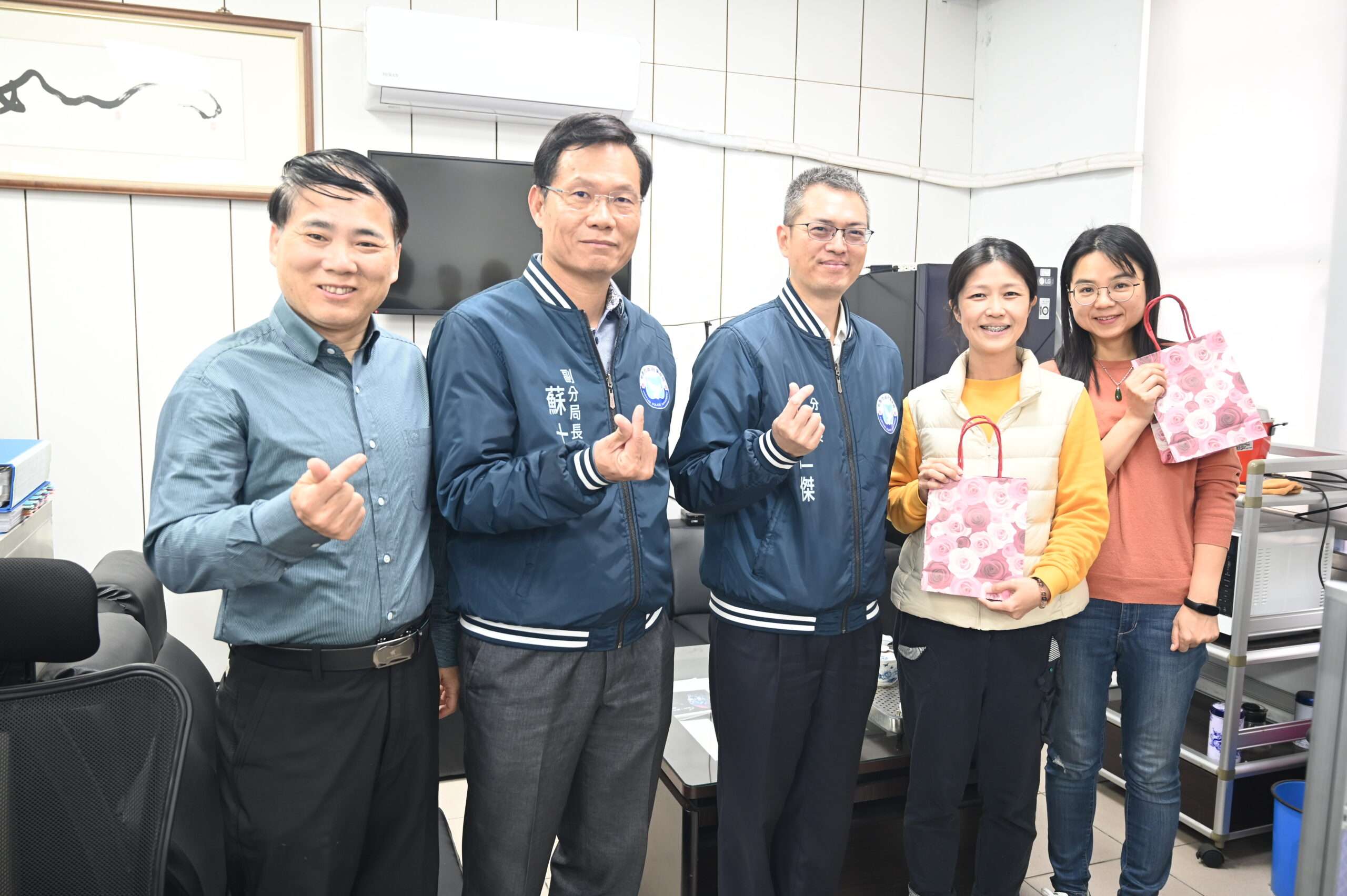 婦女節快樂!楊梅分局贈保濕面膜予女警 55975132 9821 4FA9 A6A8 75444097D5F3 scaled