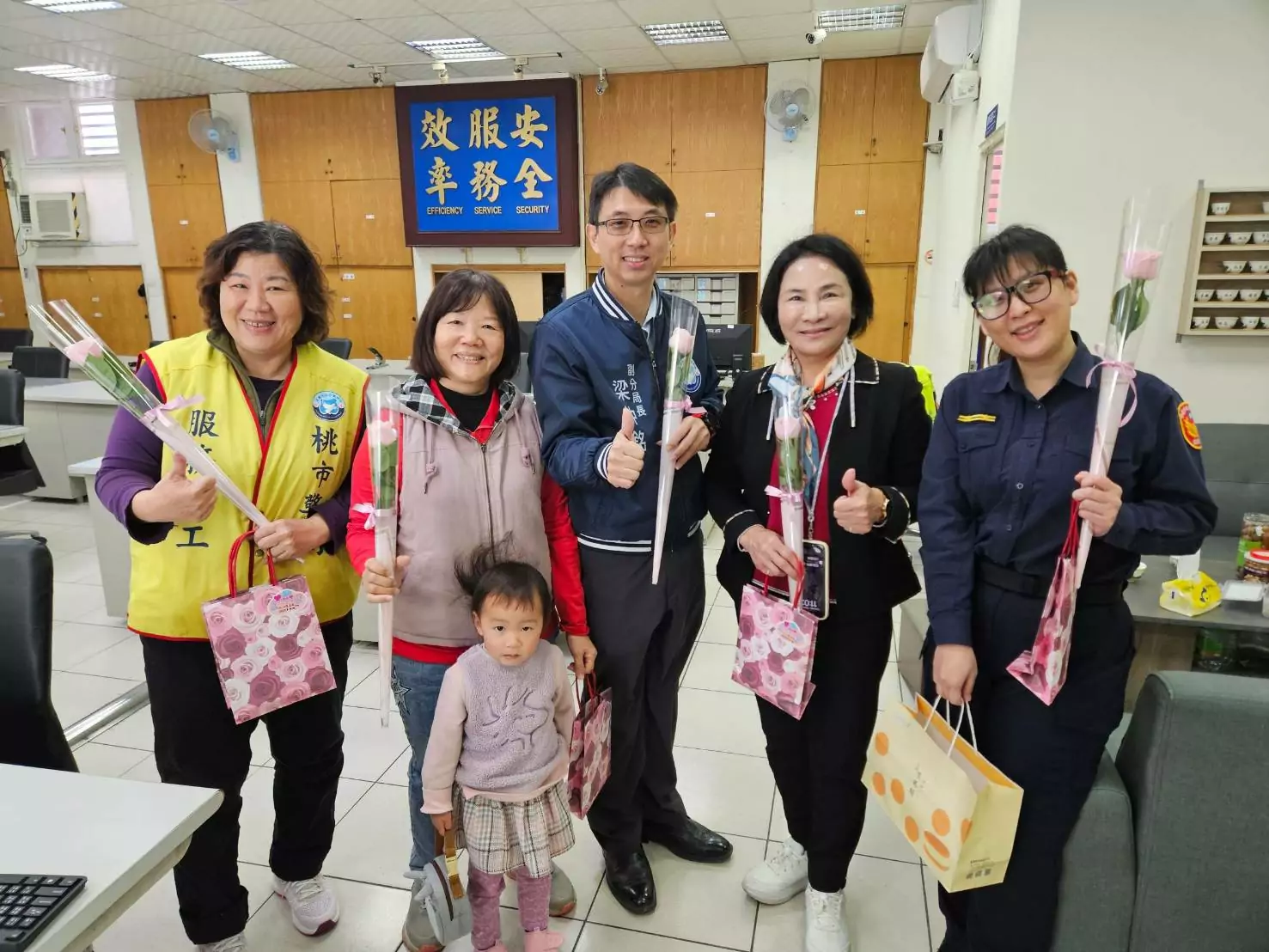 八德警贈女警溫馨小禮物 慶祝國際婦女節 572853