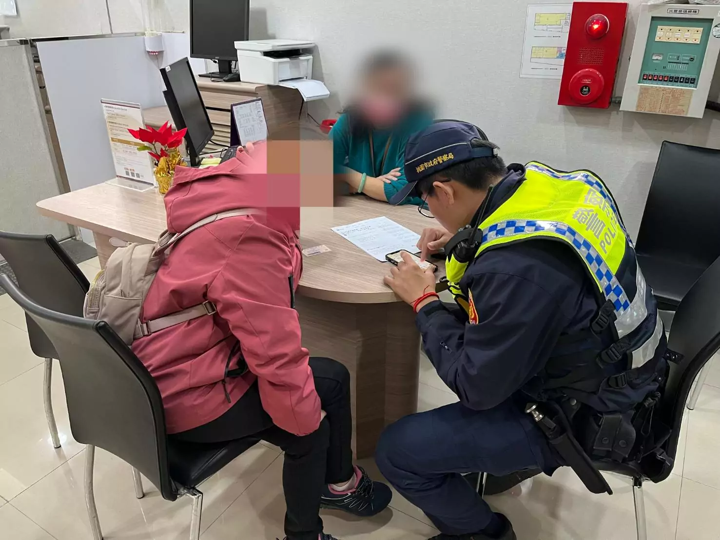 八德警一日連阻兩詐 耐心勸說守住民眾錢財 八德警一日連阻兩詐 耐心勸說守住民眾錢財