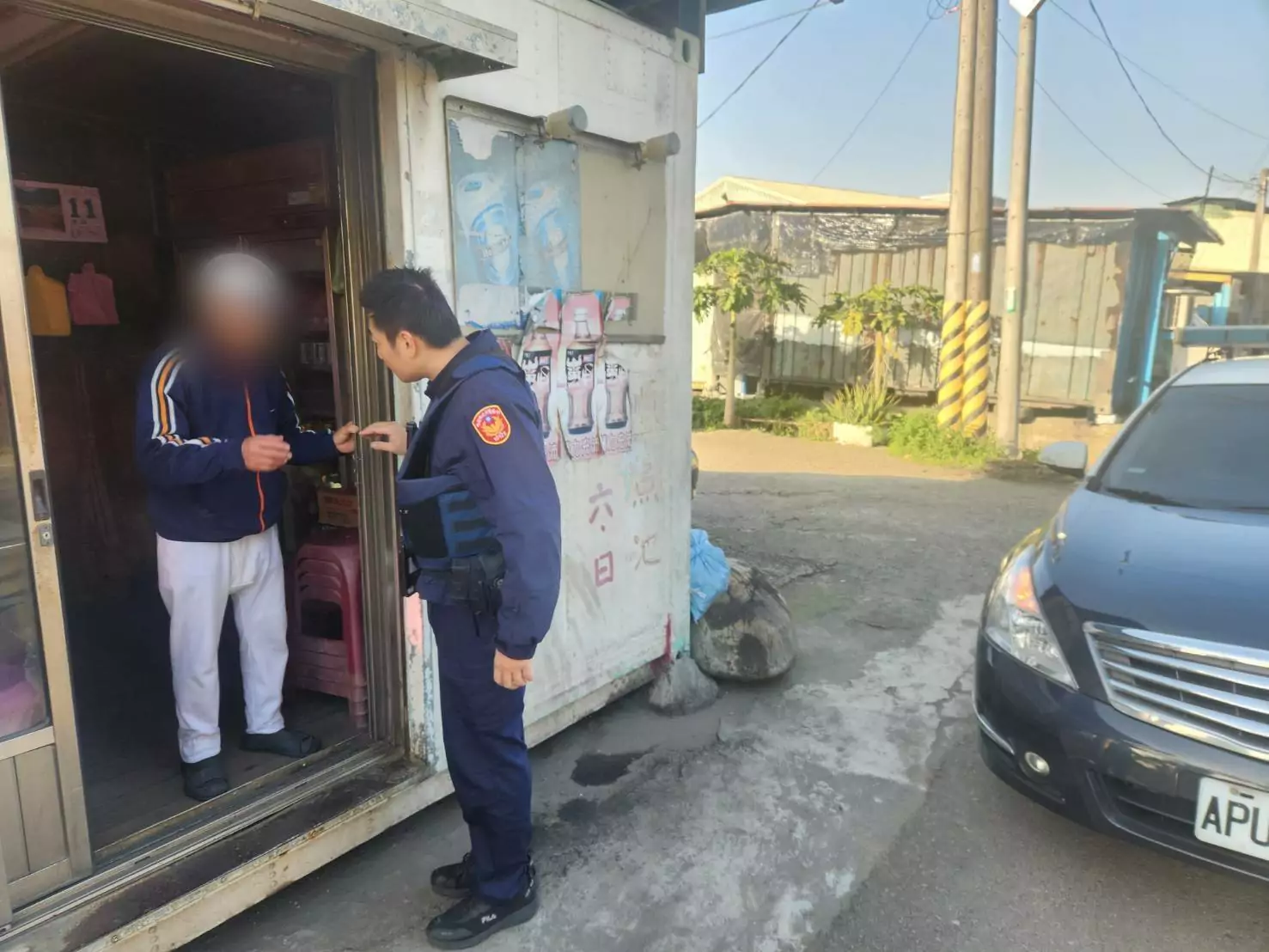 8旬翁迷路答非所問 八德警靠身上1物查身分 8旬翁迷路答非所問 八德警靠身上1物查身分