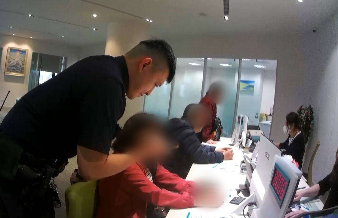 6旬婦誤交網友陷投資詐騙 八德暖警即時勸阻 579796