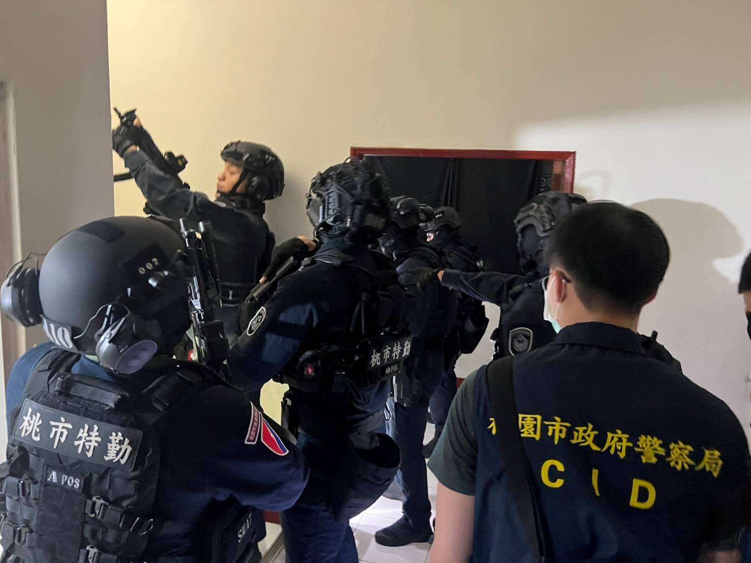 天九牌賭場藏民宅 八德警破門查扣逾百萬賭資 582600 0