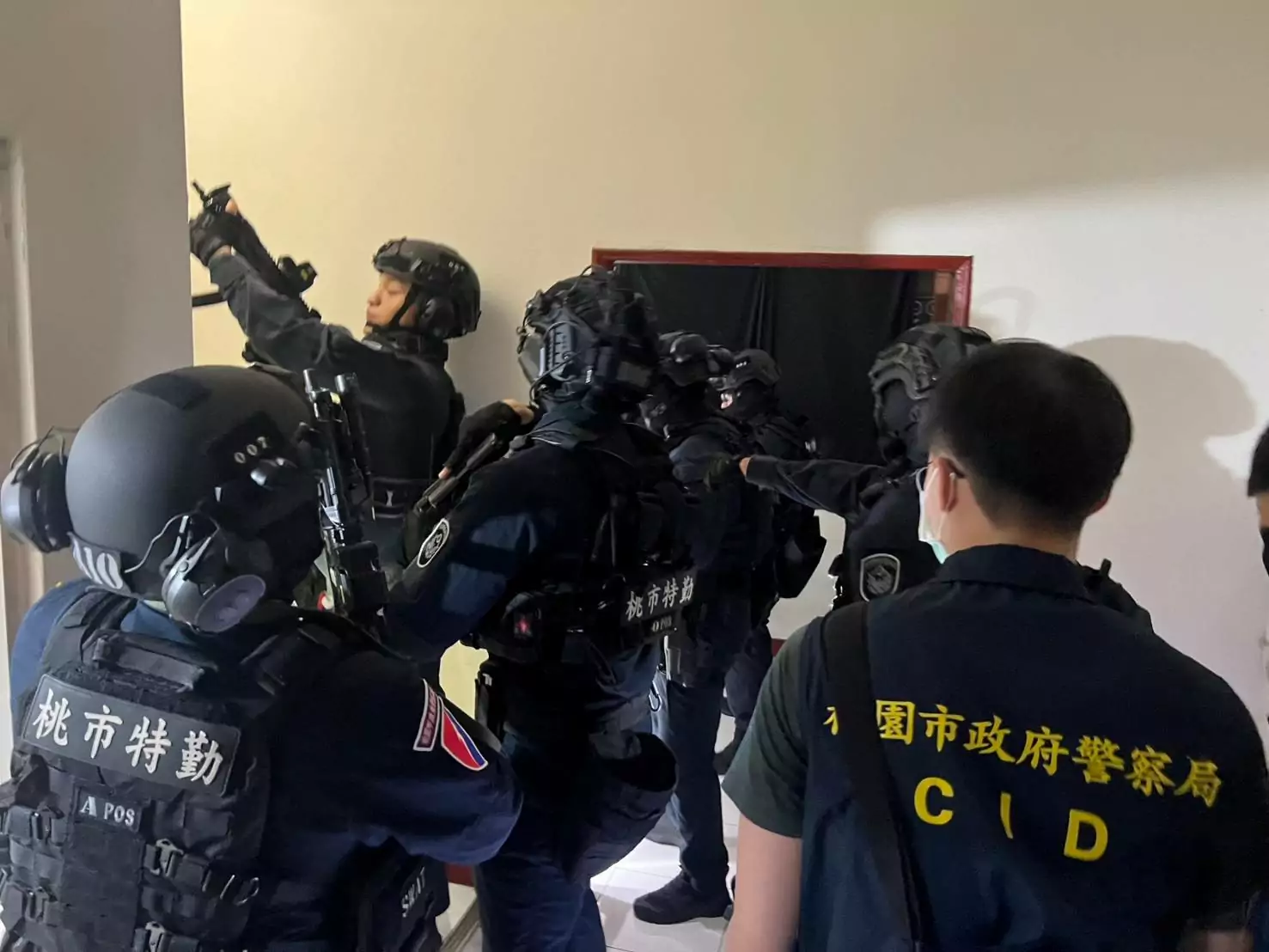 天九牌賭場藏民宅 八德警破門查扣逾百萬賭資 天九牌賭場藏民宅 八德警破門查扣逾百萬賭資