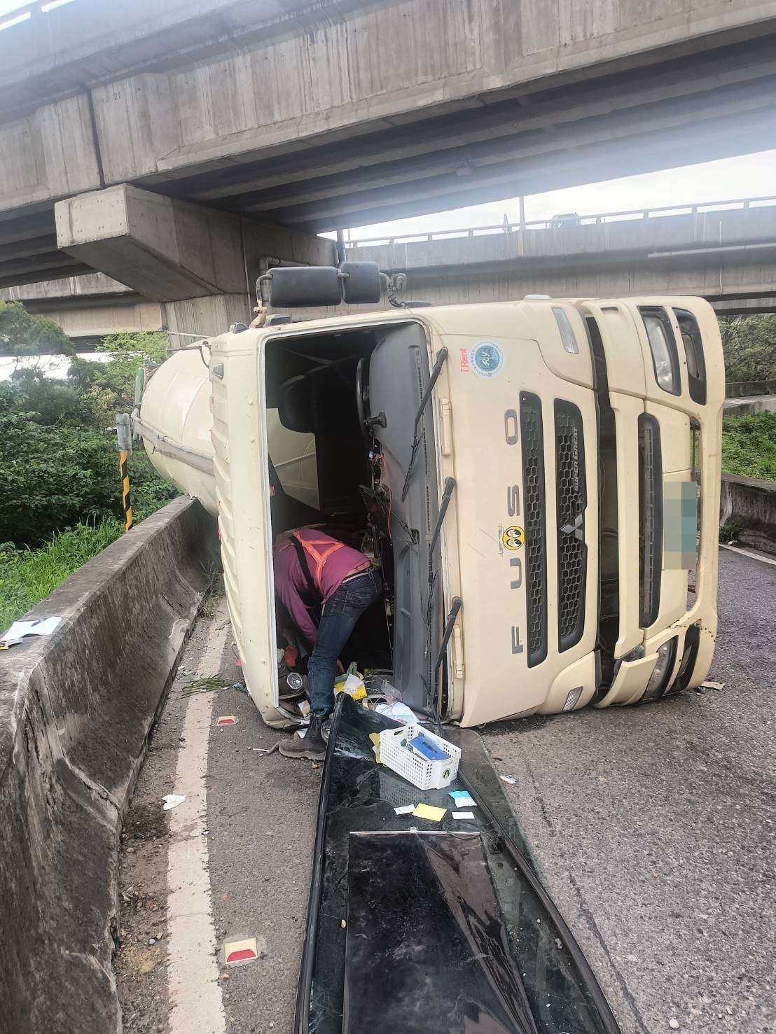 國2大竹出口水泥車翻覆 駕駛靠1招保命 68766 0 0