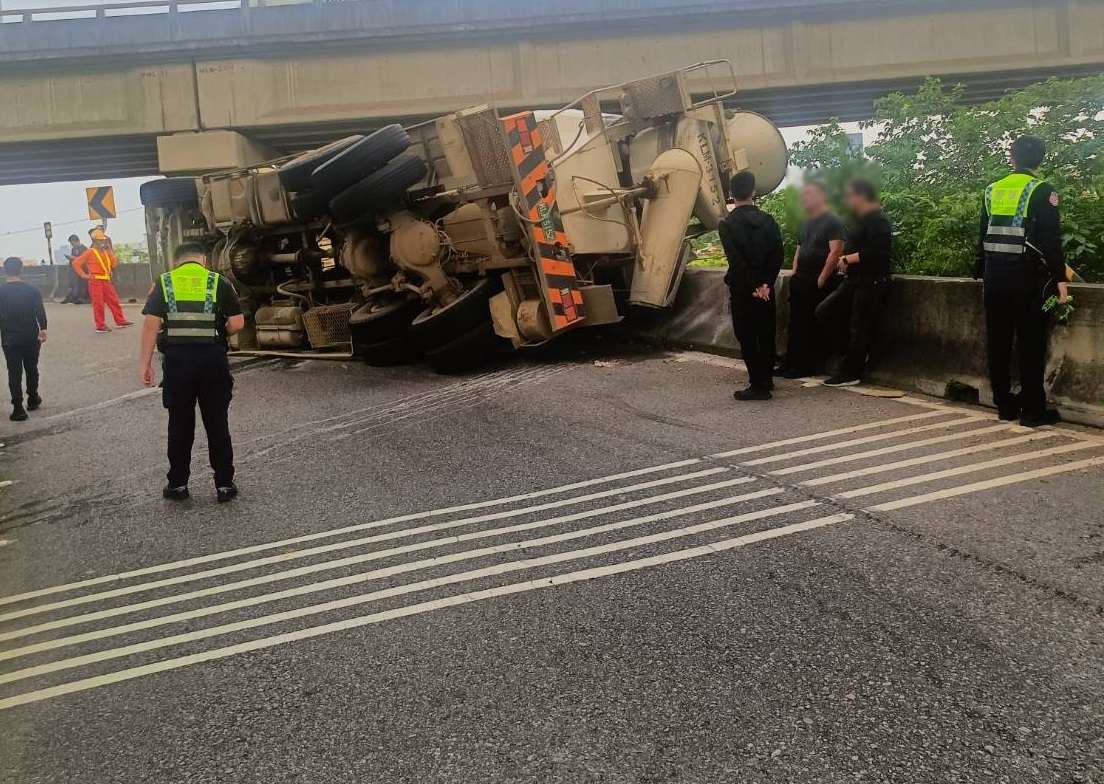 國2大竹出口水泥車翻覆 駕駛靠1招保命 68768 0 0