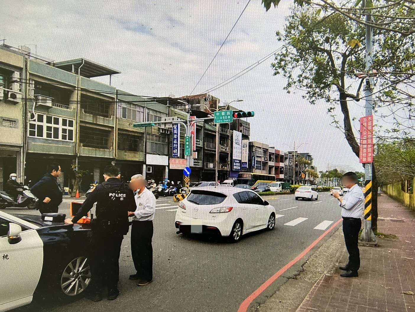 疑未注意車前狀況 小黃追撞前方停讓行人車輛 789 3