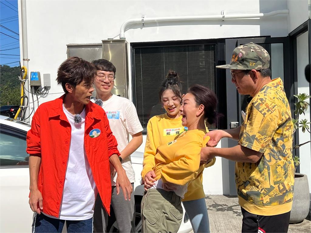 體驗民宿住客辣妹穿著火辣!「年輕才這樣穿」楊繡惠不甘示要比拚