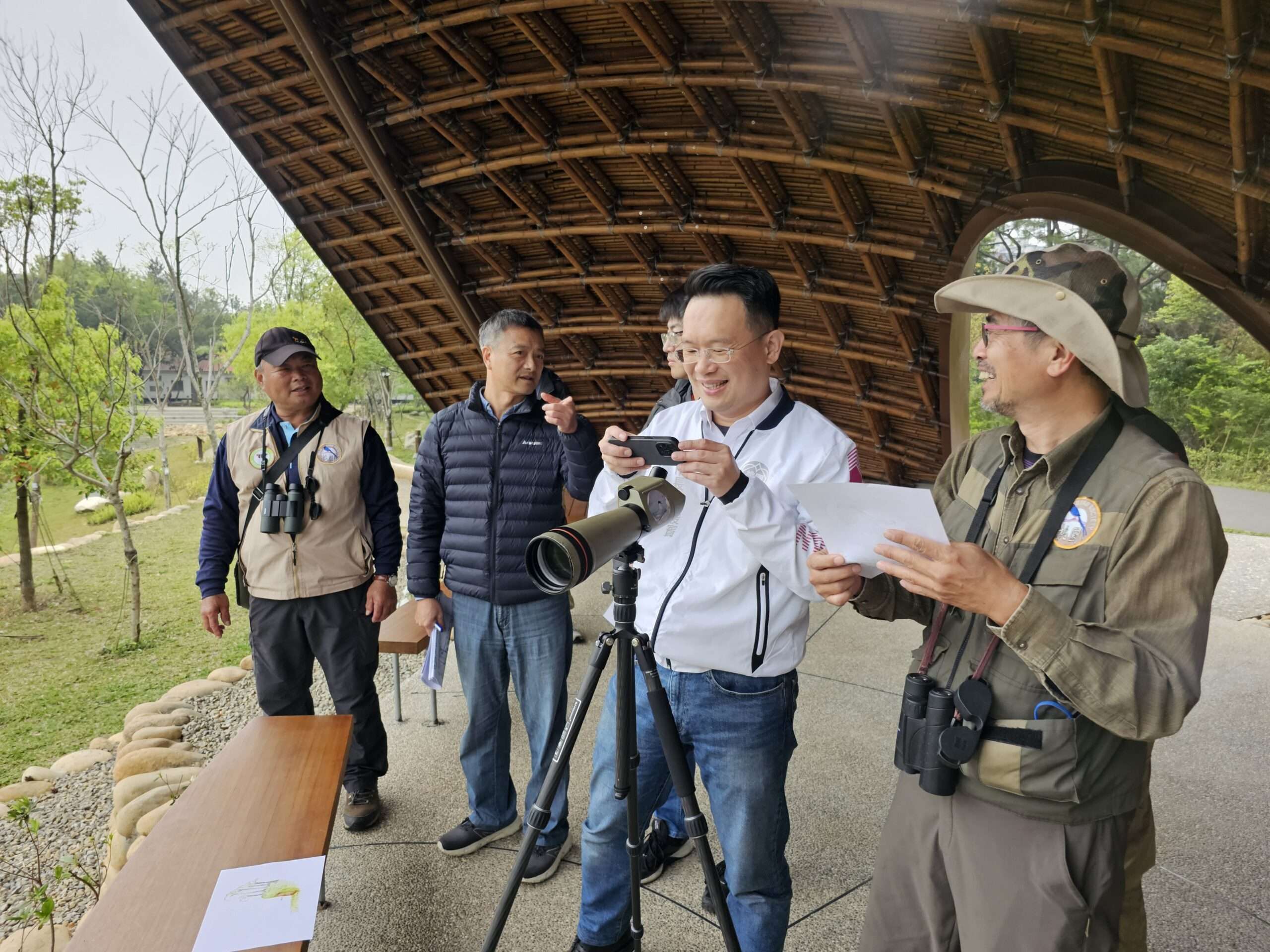秀手繪翠鳥和黃鸝畫作 蘇俊賓讚大湳森林公園成生態跳島 961104 0 scaled