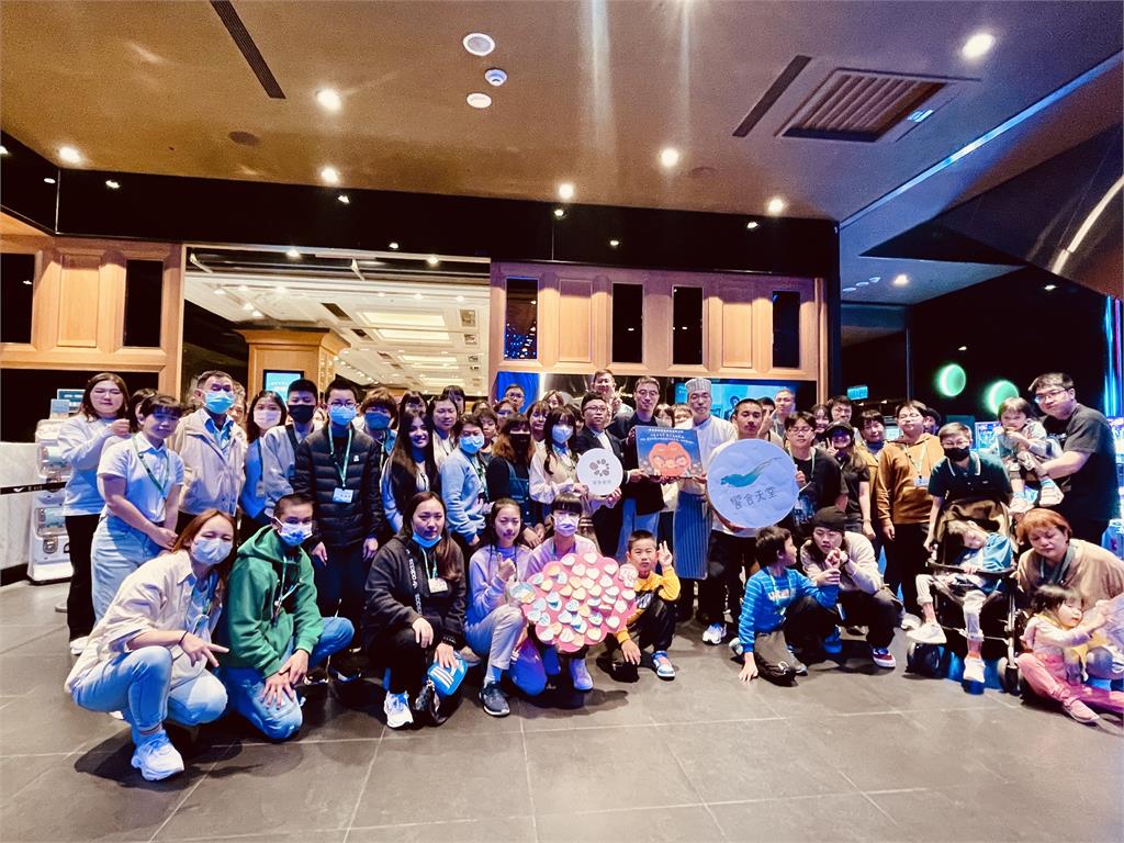 家扶自強兒少表揚 饗賓集團邀兒少社工吃Buffet