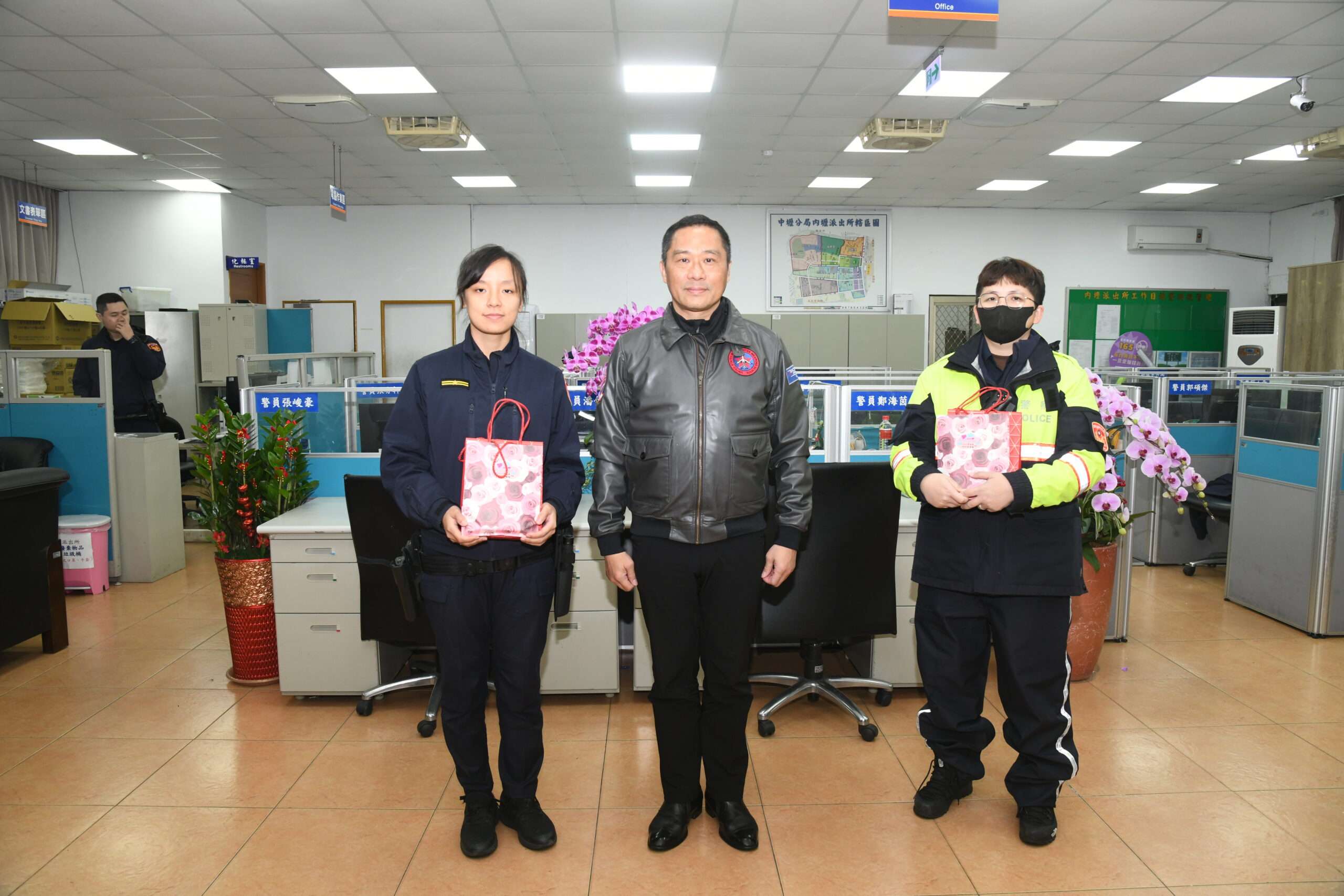 中壢分局長贈婦女節禮物 感謝女警辛勞付出 DSC 8344 0 scaled