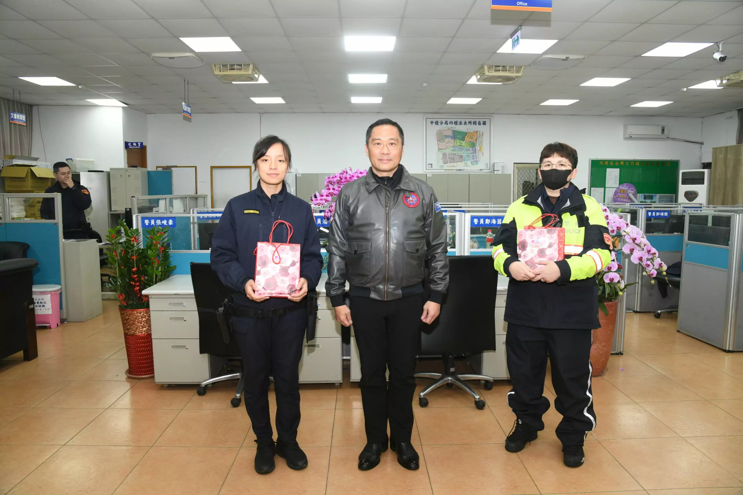 中壢分局長贈婦女節禮物 感謝女警辛勞付出 中壢分局長贈婦女節禮物 感謝女警辛勞付出