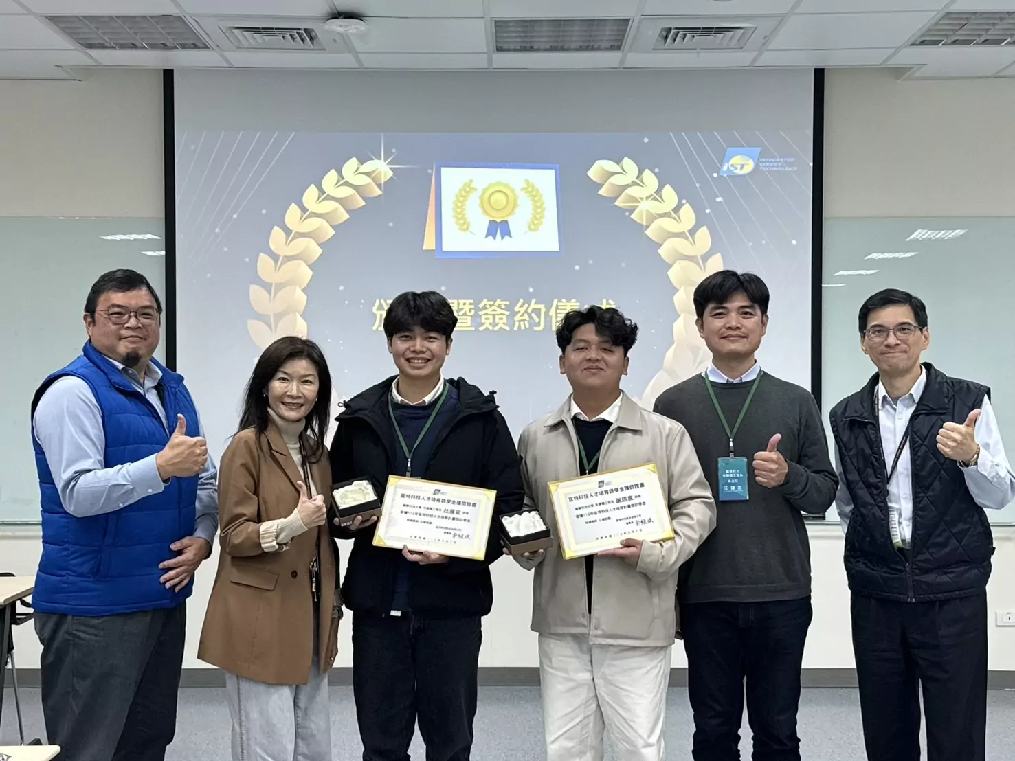 龍華科大培育半導體人才 學子獲企業頒發每人24萬獎學金 龍華科大培育半導體人才 學子獲企業頒發每人24萬獎學金