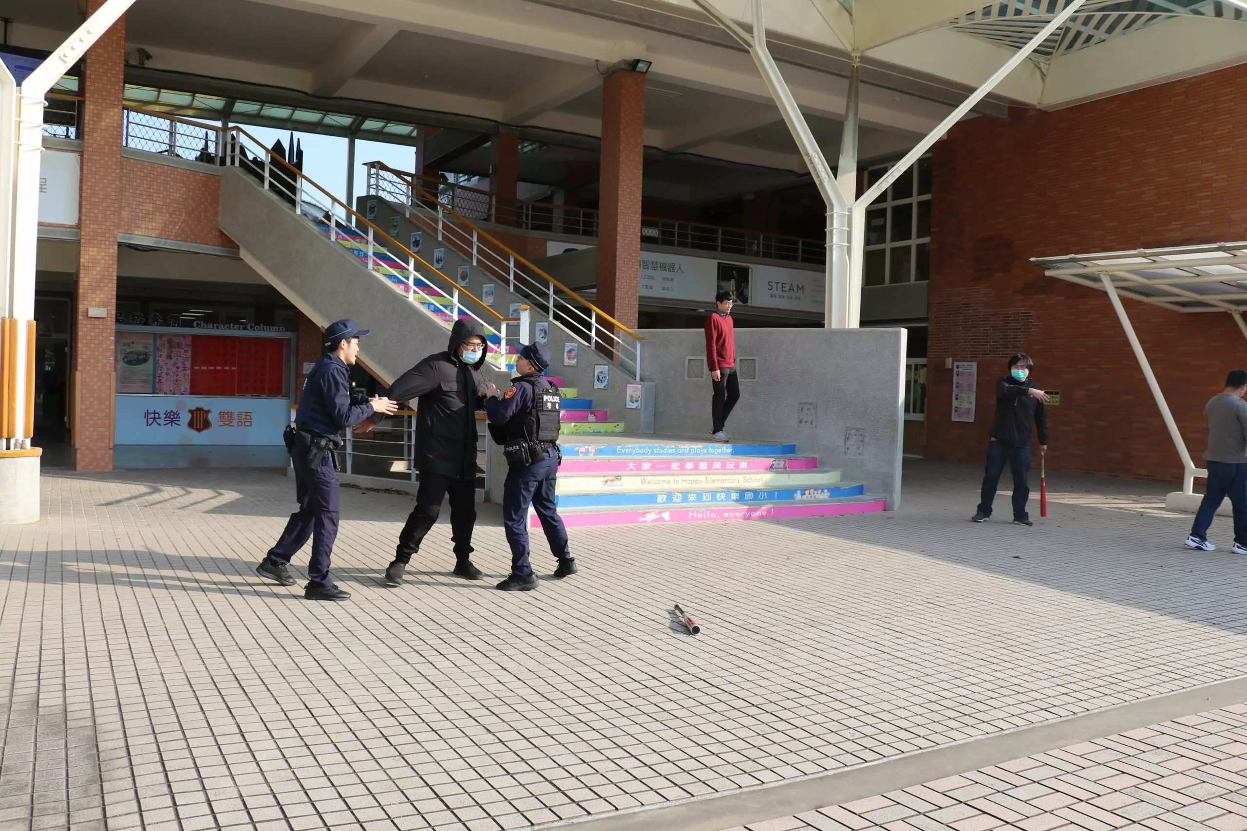 【有片】桃警、快樂國小辦理校園安全防護演練 過程逼真 【有片】桃警、快樂國小辦理校園安全防護演練 過程逼真