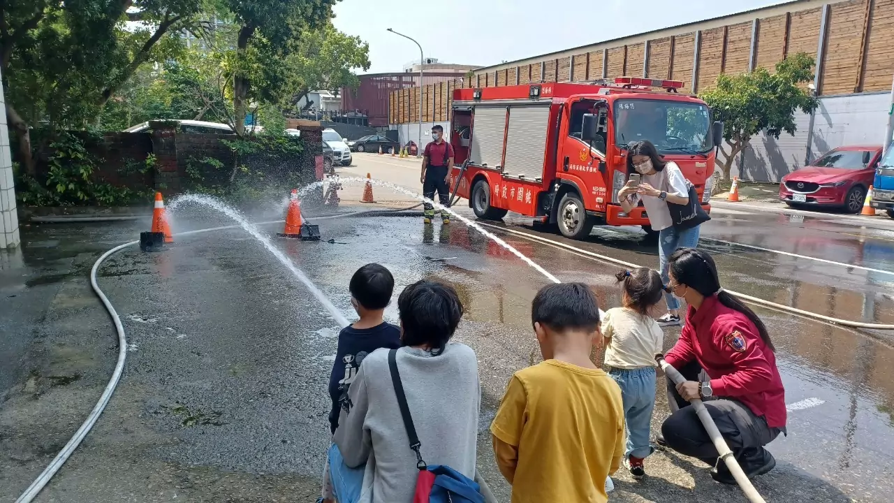 桃消楊梅分隊攜手親子館防災教育 孩童化身小小打火英雄 桃消楊梅分隊攜手親子館防災教育 孩童化身小小打火英雄