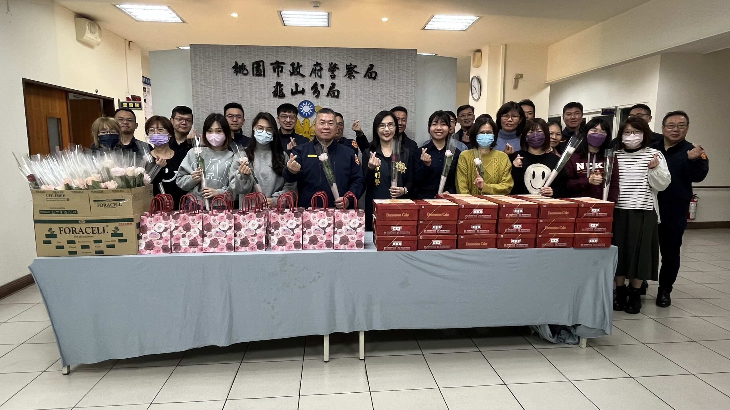 龜山警慶祝婦女節 女性員工獲贈鮮花、面膜 S 101081153 scaled