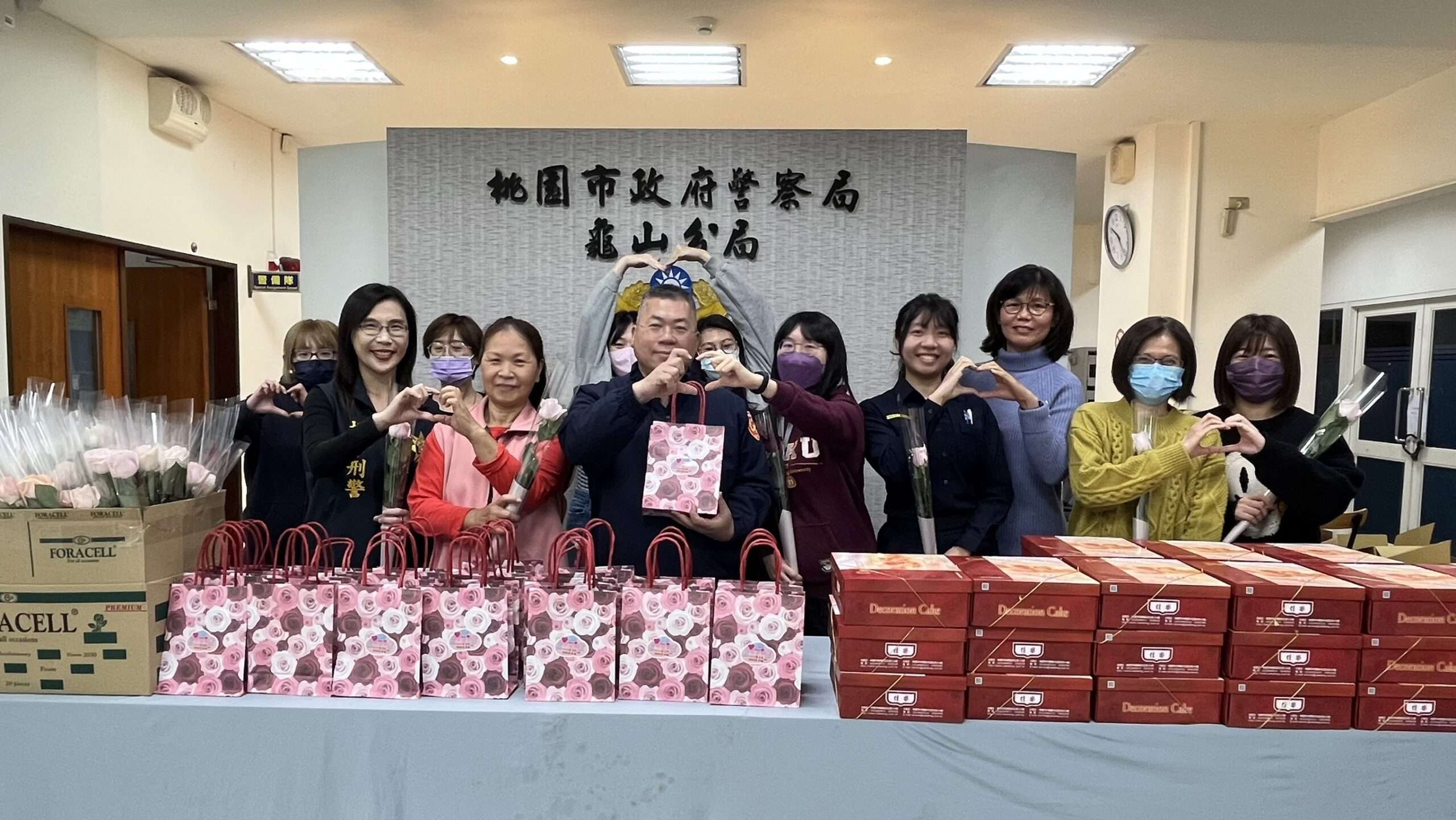 龜山警慶祝婦女節 女性員工獲贈鮮花、面膜 S 101081156 scaled