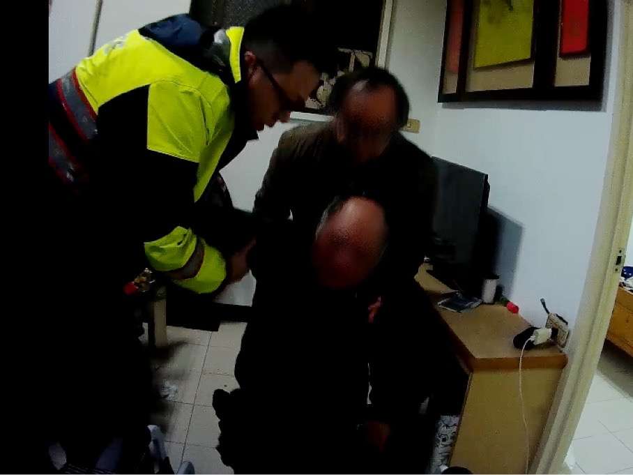 男子倒臥家中急叩友求救 龜山警熱心助脫困 S 103350317