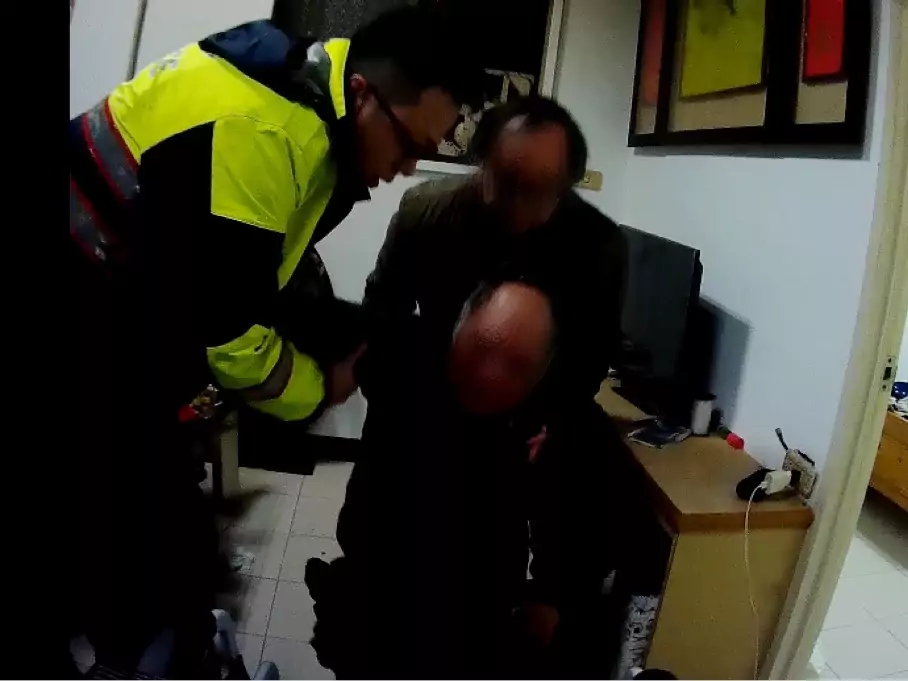 男子倒臥家中急叩友求救 龜山警熱心助脫困 S 103350317
