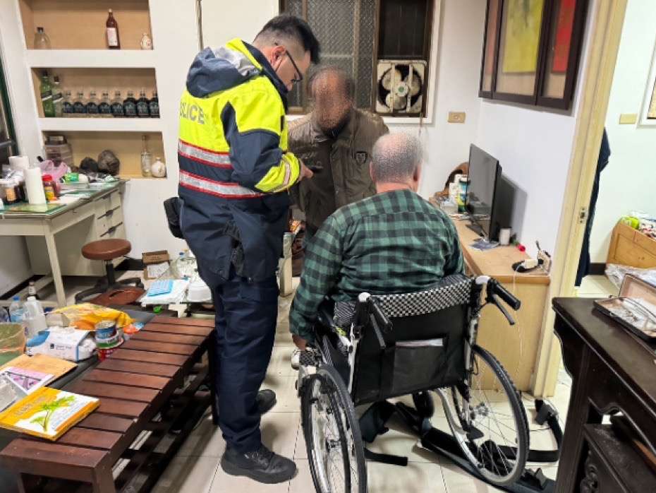 男子倒臥家中急叩友求救 龜山警熱心助脫困 S 103350319