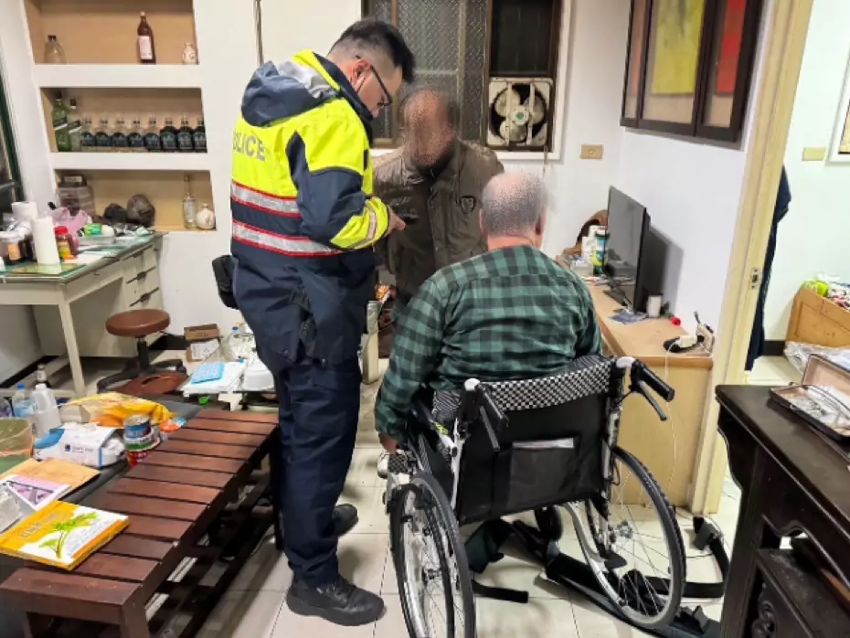 男子倒臥家中急叩友求救 龜山警熱心助脫困 男子倒臥家中急叩友求救 龜山警熱心助脫困