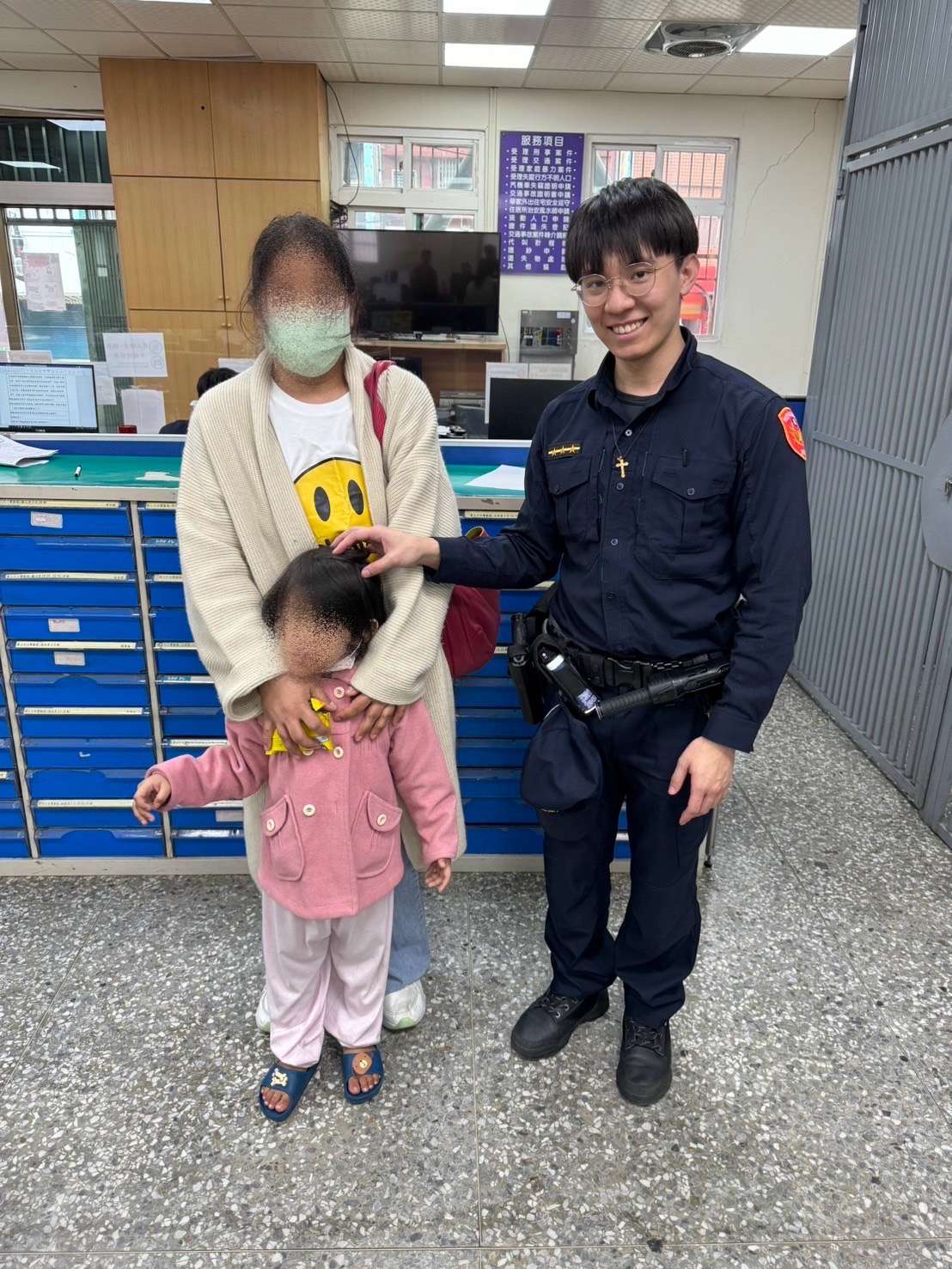 助外籍迷途女童找媽媽 龜山警曝結局惹人鼻酸 S 104374280