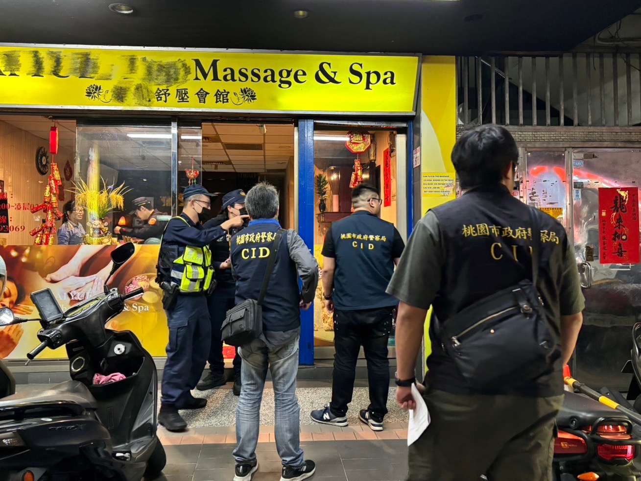 龜山警辦理擴大臨檢 出動53警力守護治安 S 104488963 0