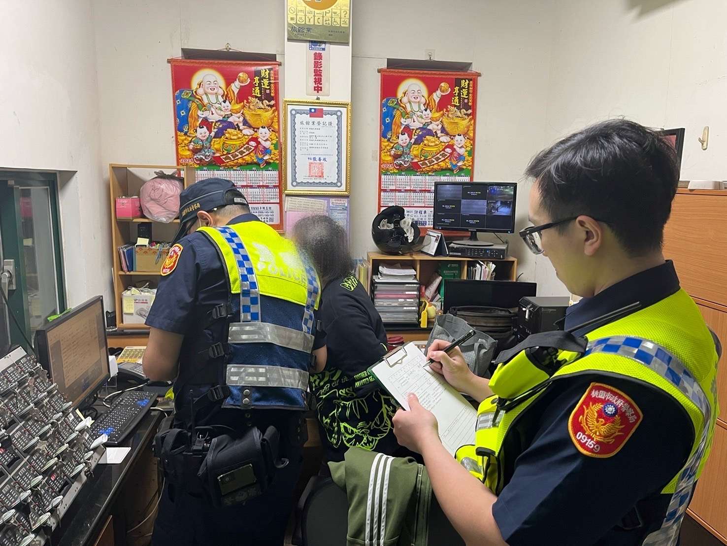 龜山警辦理擴大臨檢 出動53警力守護治安 S 104488970 0
