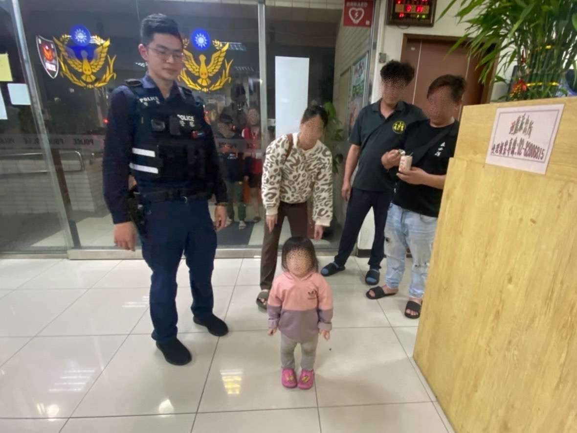 2歲女童深夜偷溜出門 龜山警化解迷途驚魂 S 104497157 0