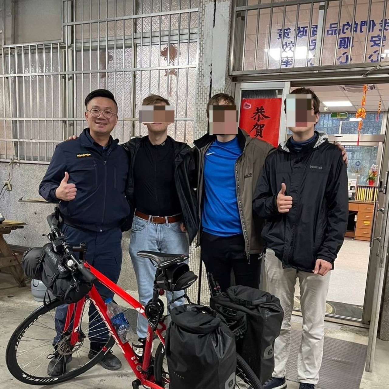 德籍生自行車環台爆胎 大溪暖警助解圍繼續行程