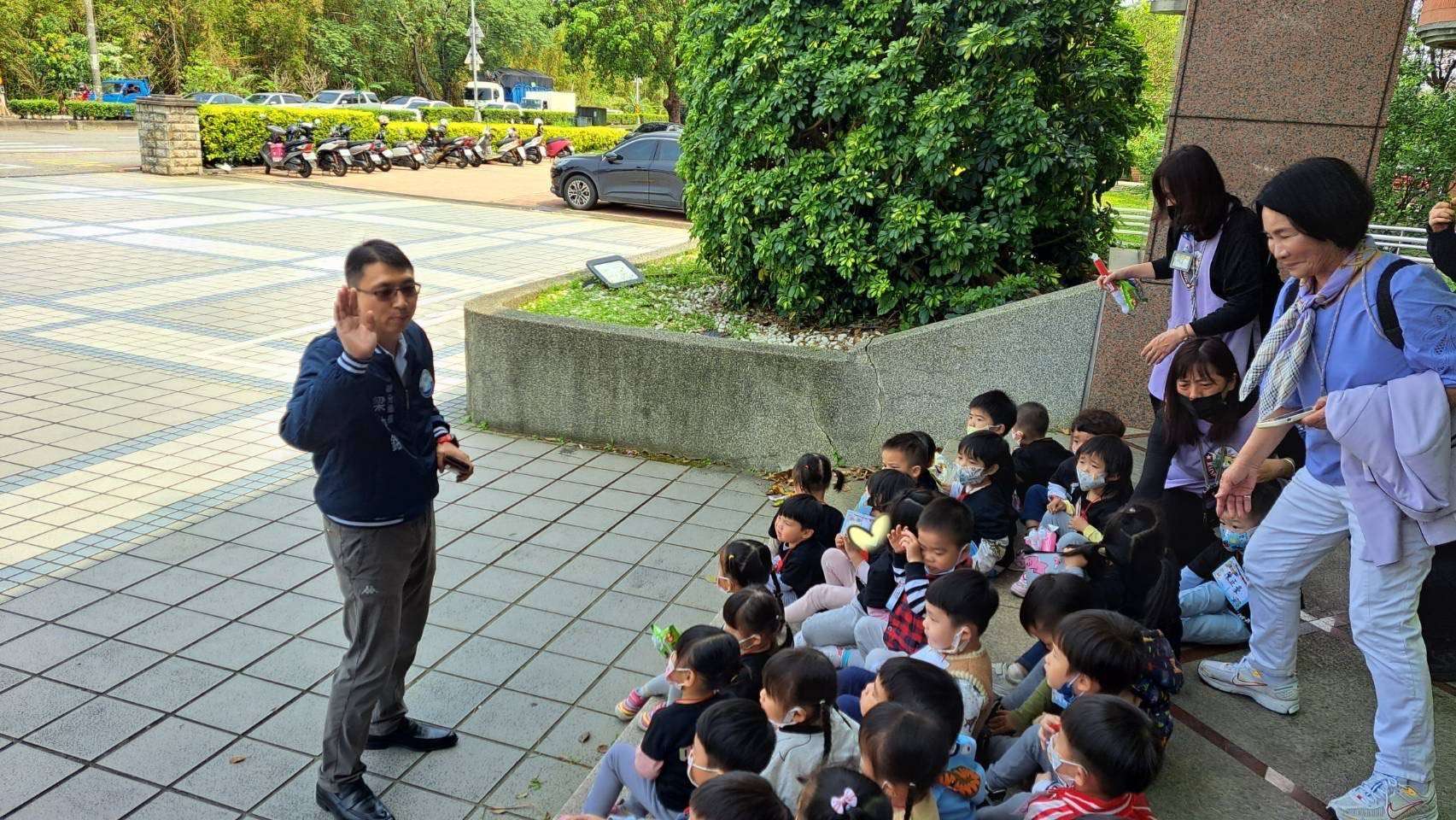 幼兒園參訪八德派出所 體驗警察工作化身小小波麗士 S 11902984