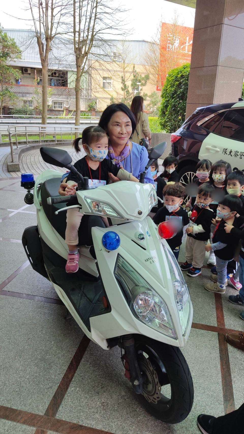 幼兒園參訪八德派出所 體驗警察工作化身小小波麗士 S 11902986