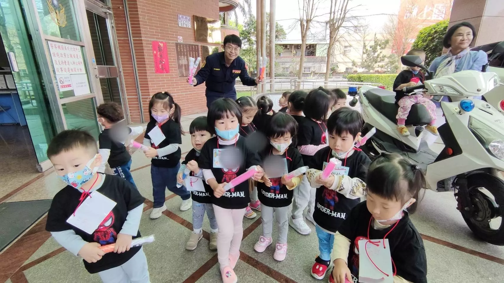 幼兒園參訪八德派出所 體驗警察工作化身小小波麗士 幼兒園參訪八德派出所 體驗警察工作化身小小波麗士