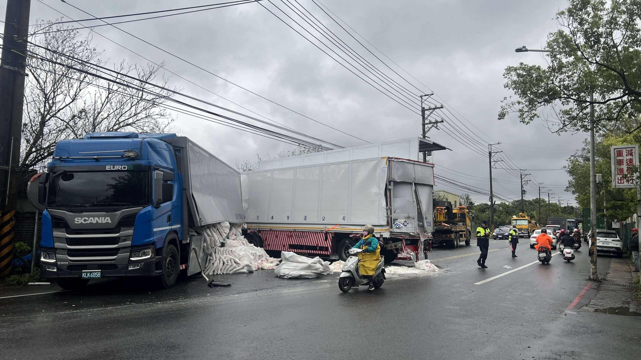 2大貨車碰撞 貨物散落一地影響通行 S 14778462 0 scaled