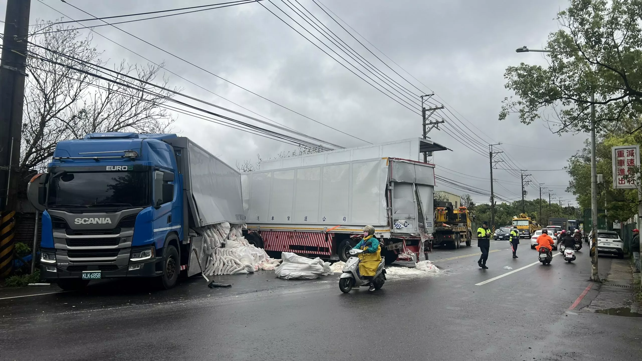 2大貨車碰撞 貨物散落一地影響通行 S 14778462 0 scaled