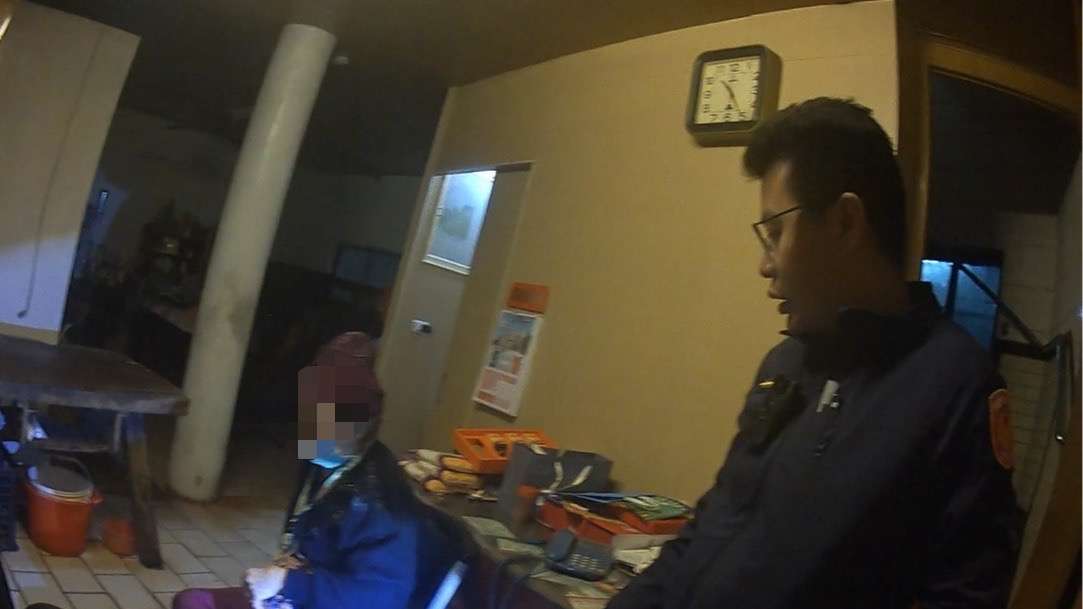 7旬婦深夜呼吸困難 楊梅警助送醫 S 15024222