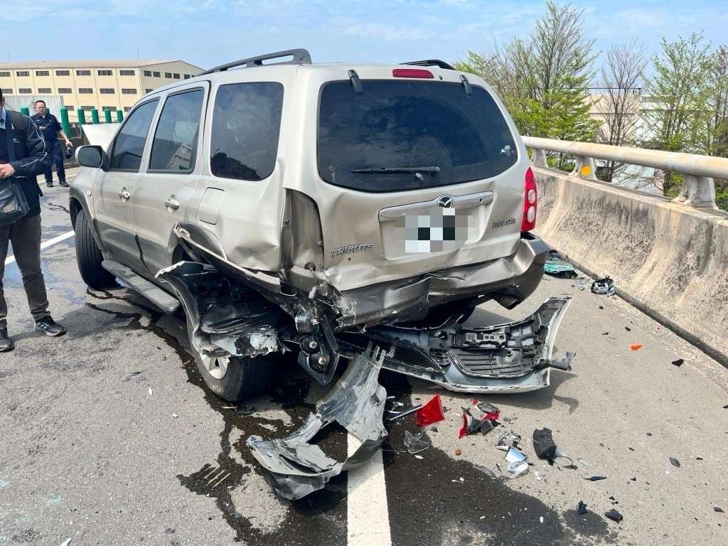 楊梅台66大貨車疑未注意路況 3車遭撞慘變「廢鐵」 S 15302692