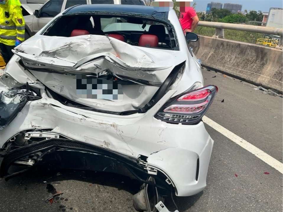楊梅台66大貨車疑未注意路況 3車遭撞慘變「廢鐵」 S 15302695