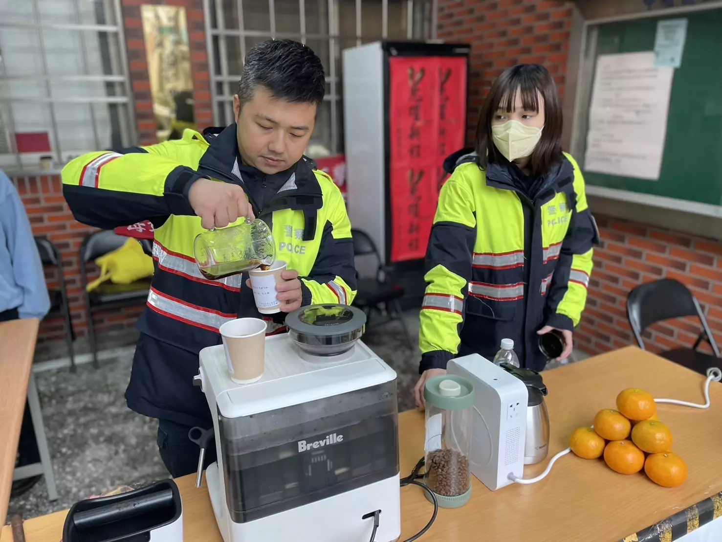 壢警化身咖啡師 創意改編歌詞宣導防詐知識 壢警化身咖啡師 創意改編歌詞宣導防詐知識
