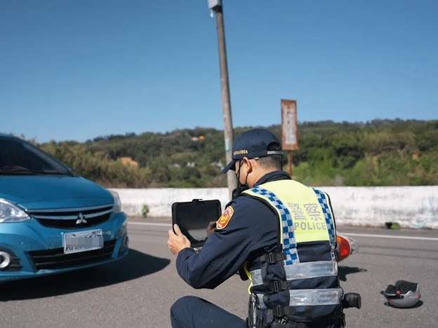 桃警推動交通事故資料無紙化 1年節省紙張量約1棟101大樓高 S 33087828 0