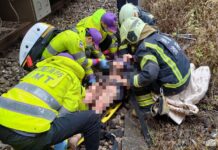 鐵軌旁觸高壓電 6旬男全身40%燒燙傷