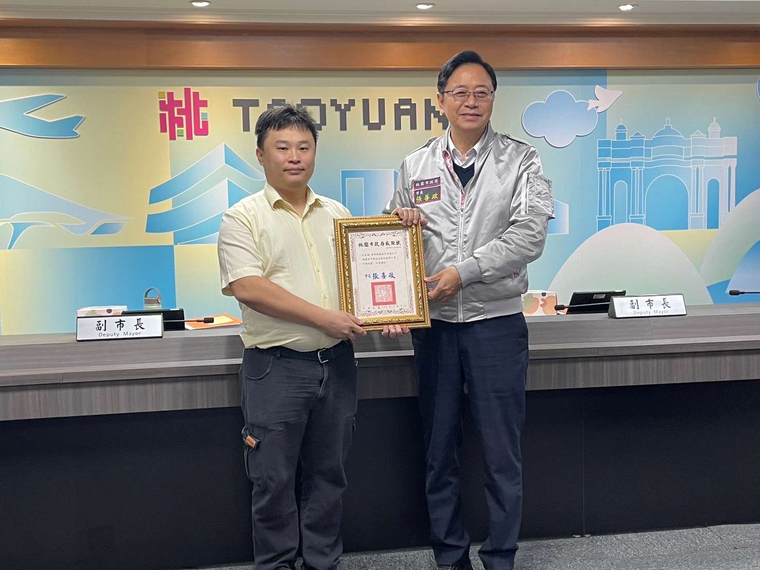 善心企業捐贈桃市學童逾47萬片口罩 張善政親頒感謝狀表揚 S 46030894 0