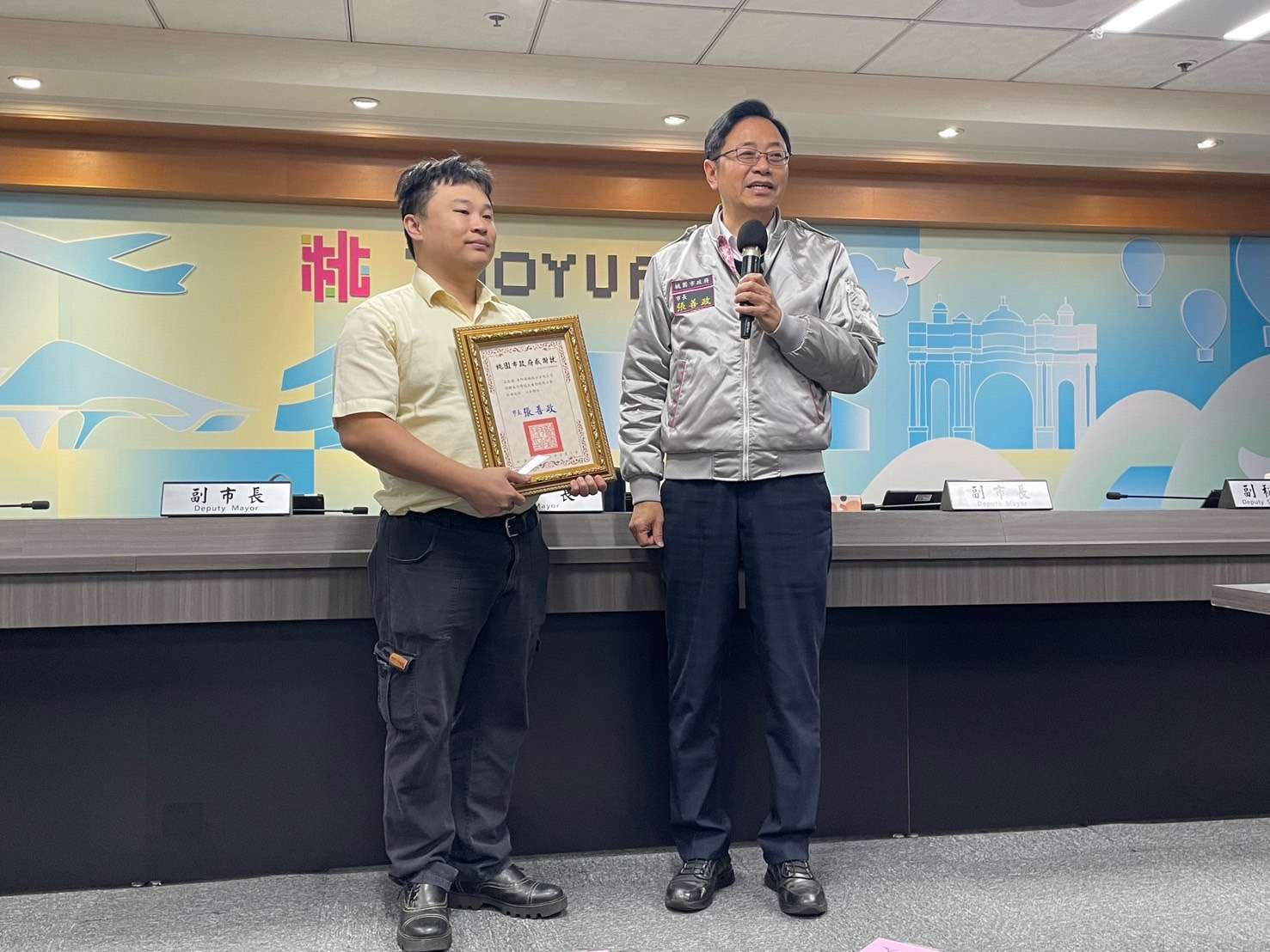 善心企業捐贈桃市學童逾47萬片口罩 張善政親頒感謝狀表揚 S 46030896 0