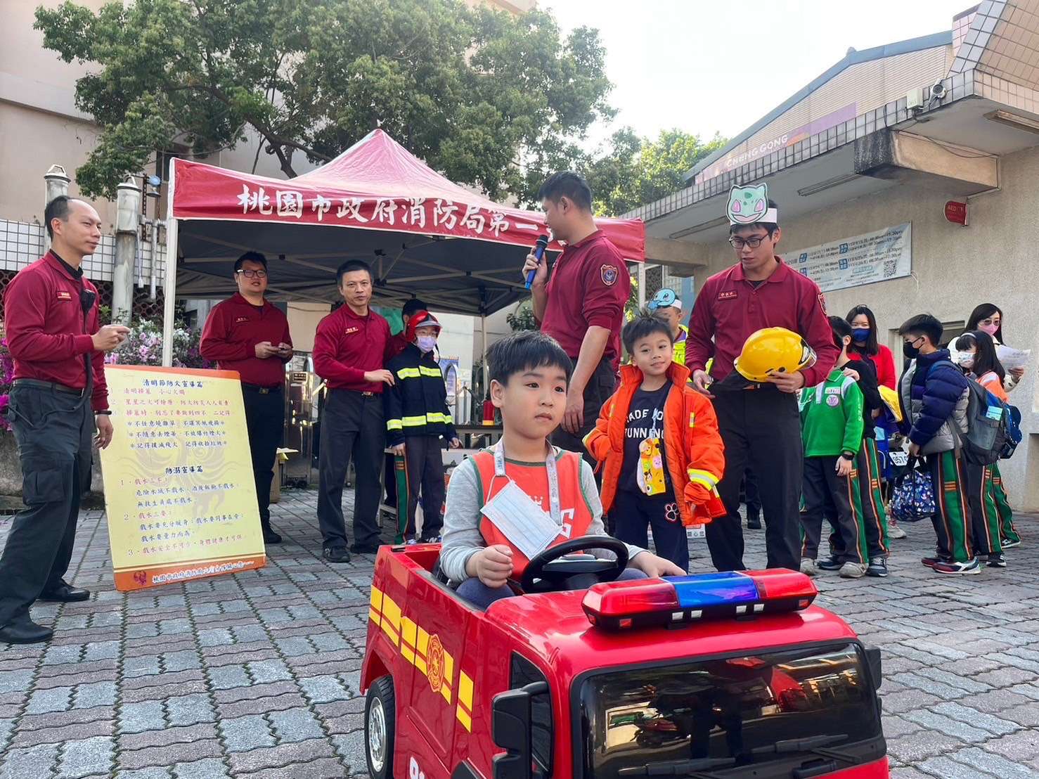 桃消三民分隊結合「寶可夢」宣導 強化學童正確掃墓觀念 S 595632161 0