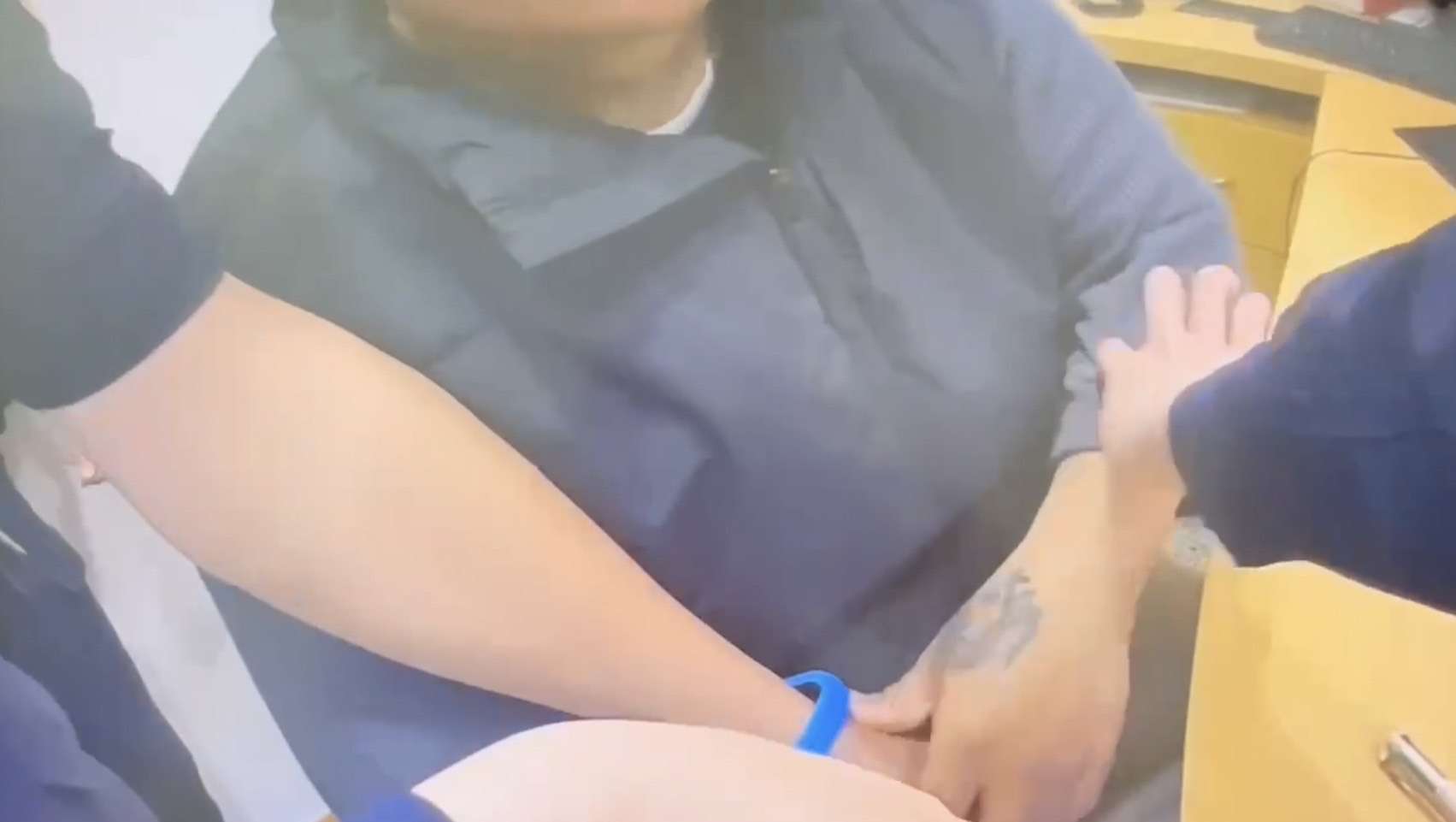 龜山驚傳銀行搶案!男子持槍闖入遭警壓制逮捕 S 66863108